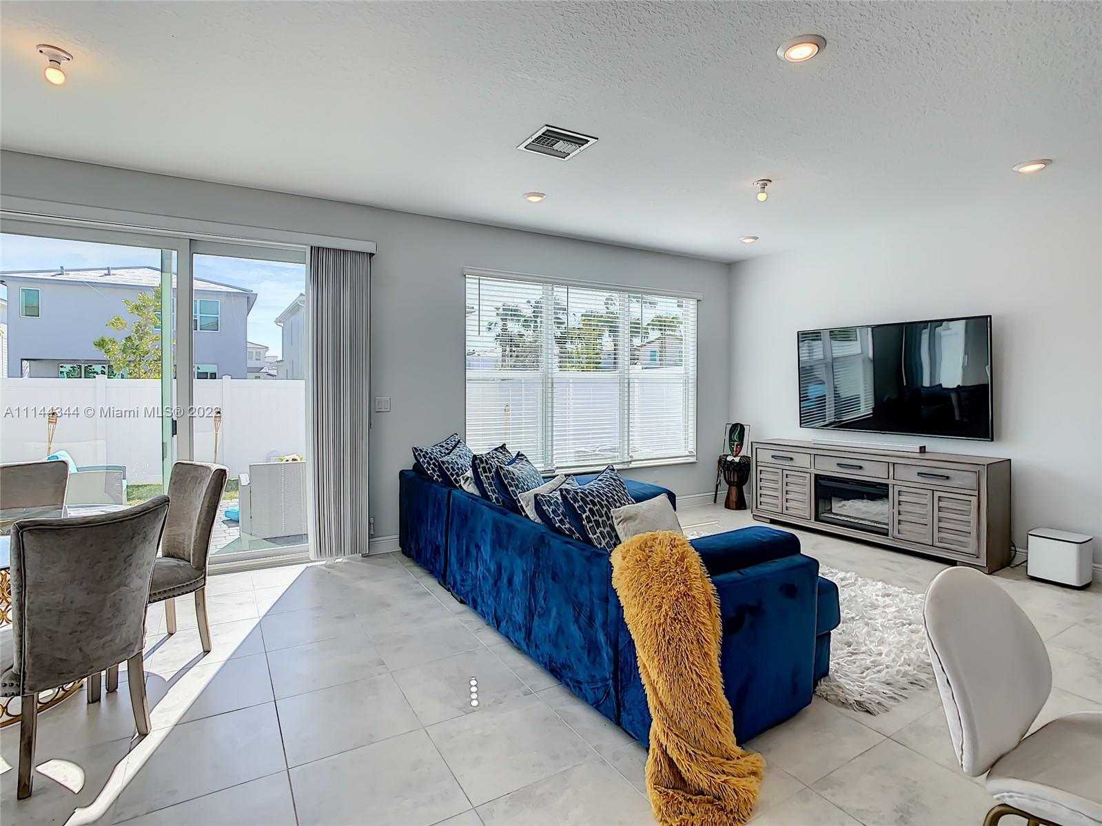 CRYSTAL LAKE 1ST SEC - Residential