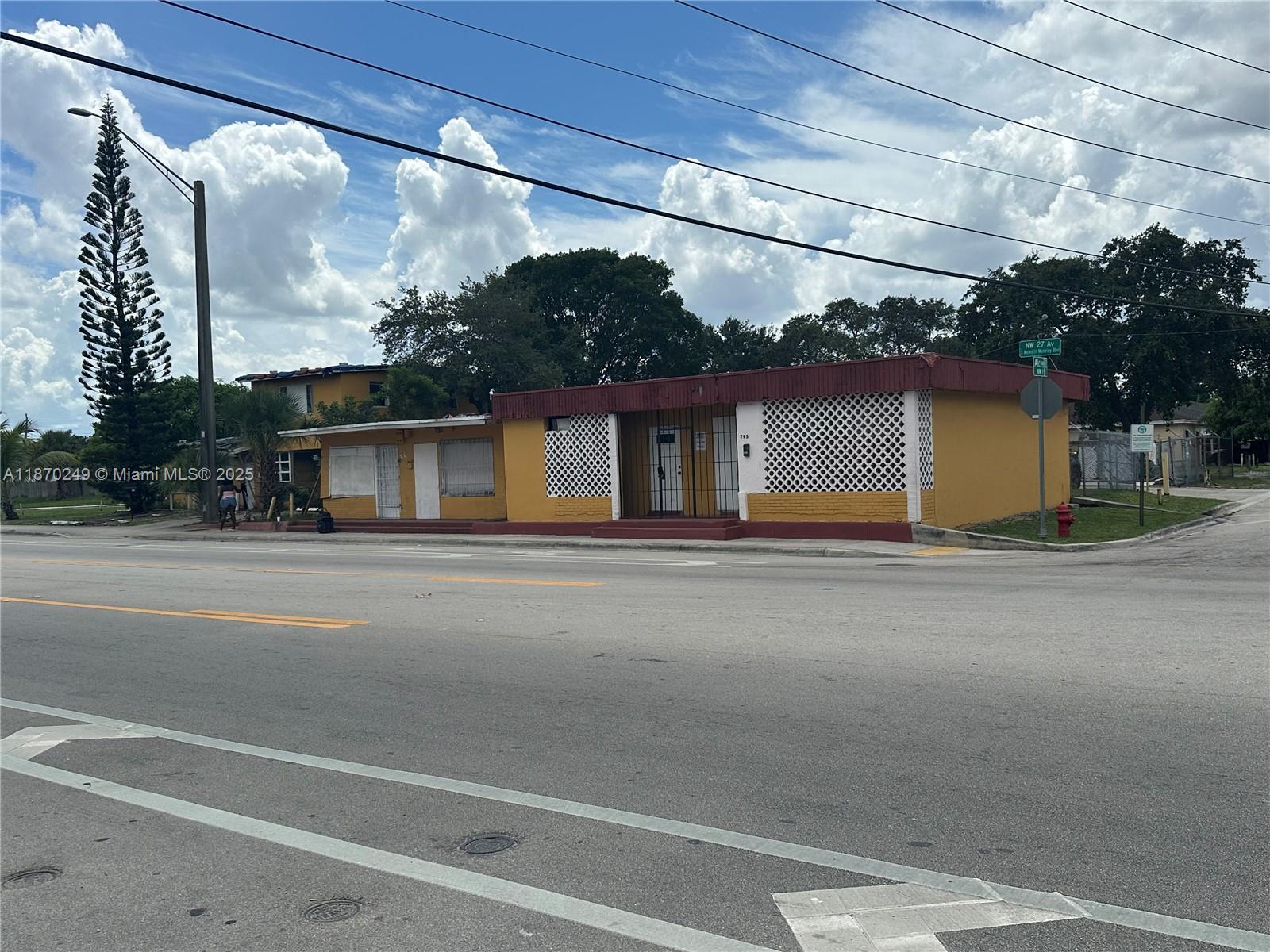 ** PRICED REDUCED TO REFLECT LAND VALUE ONLY. PRICED TO SELL** Exceptional investment opportunity on a 0.33-acre. All buildings require full renovation or tear-down, ideal site for new development. Located in a growing area, perfect for a multi-unit condo, mixed-use project, or industrial B-3 zoning. An additional ~0.2-acre vacant lot behind the property will be available soon, offering even more potential. Prime location in NW Fort Lauderdale, 3 existing structures – full rehab or redevelopment, Zoned B-3 for commercial/multi-family use, Future expansion opportunity, Minutes to downtown, major roads & beaches. Don't miss this great investment opportunity.
Sold as-is. Huge potential for visionary investors or developers.