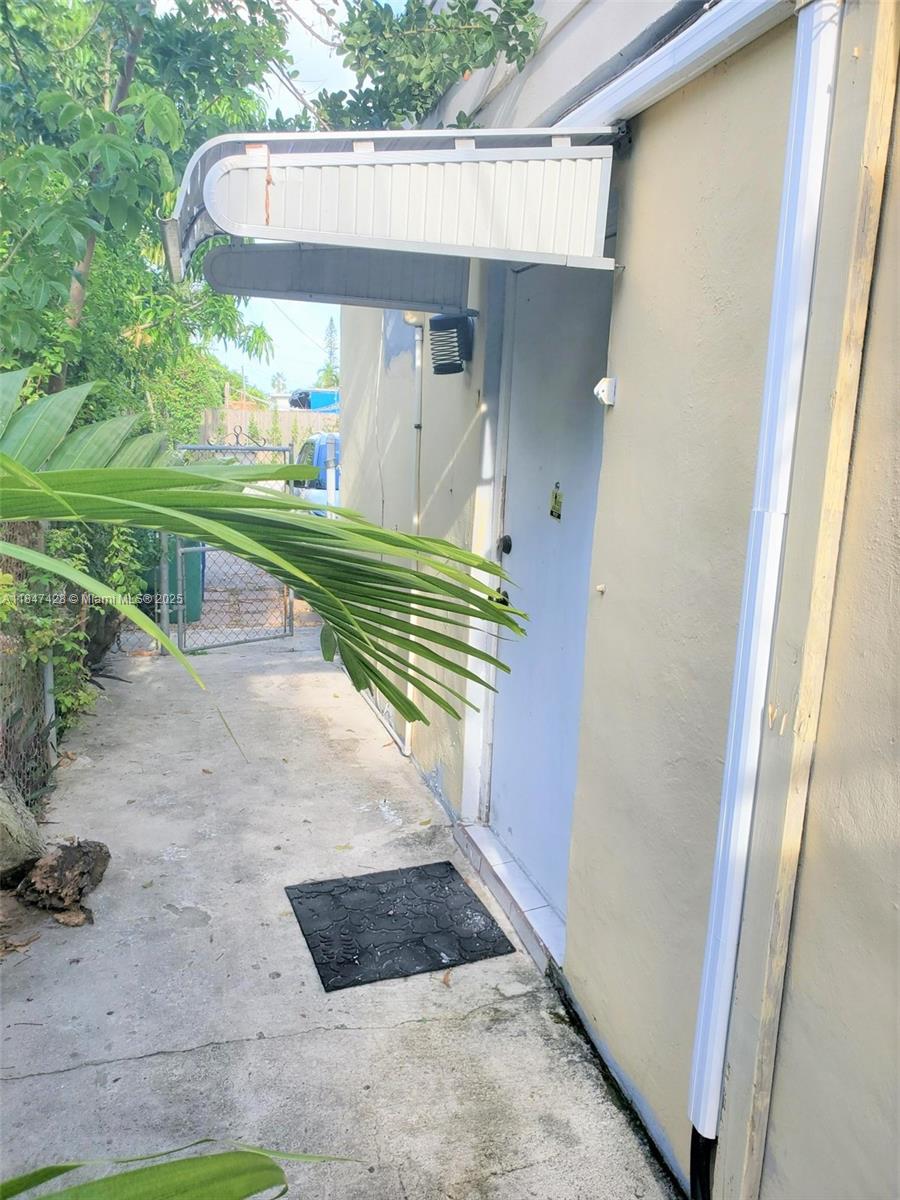 Efficiency 0/1 for rent! Water, electricity, and Internet are included in the monthly rent. Great location!! Strict No Pet Policy. The unit doesn't have kitchen.