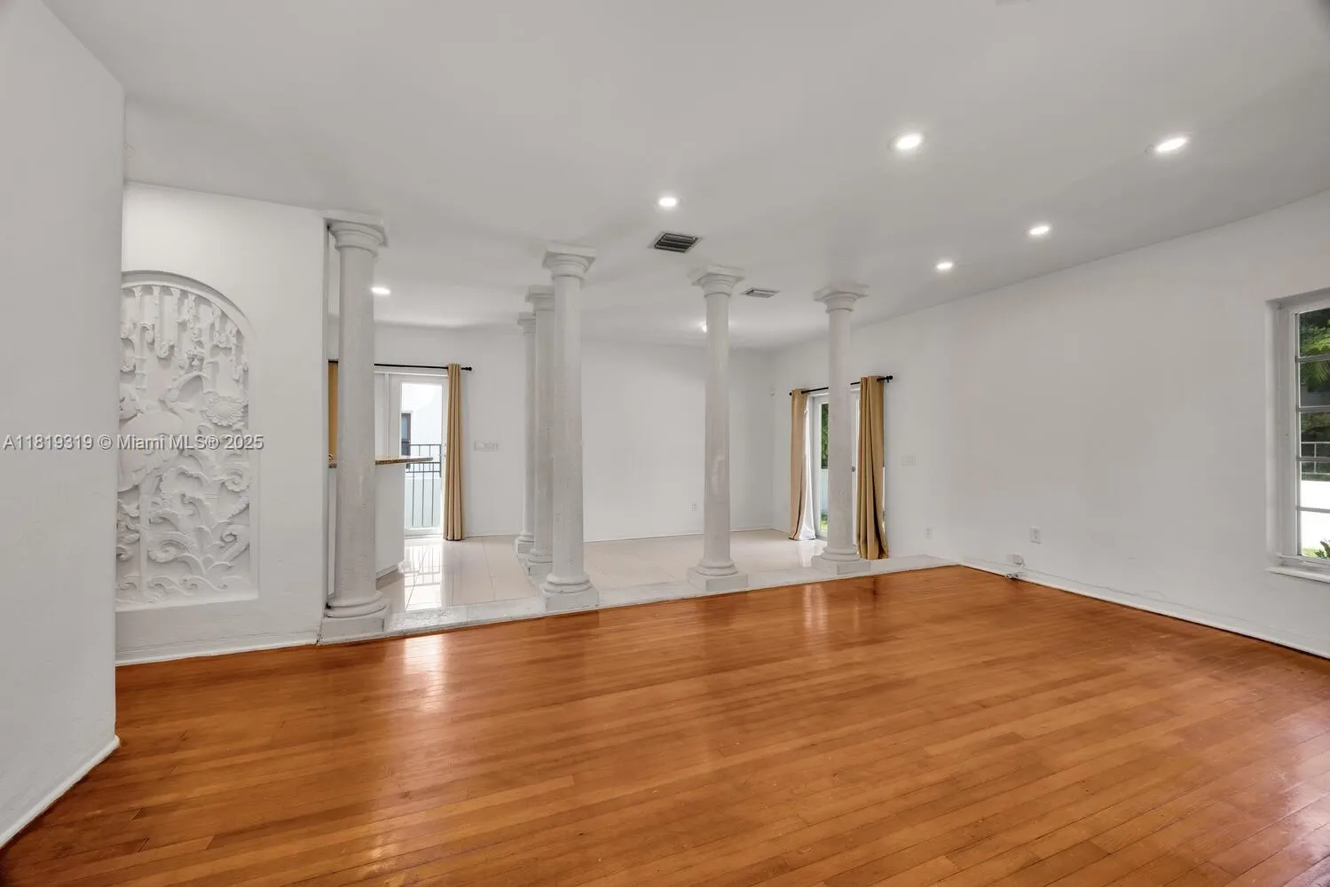 Coral Gables, Florida 33134, United States, 2 Bedrooms Bedrooms, ,2 BathroomsBathrooms,Residential,Active,153404