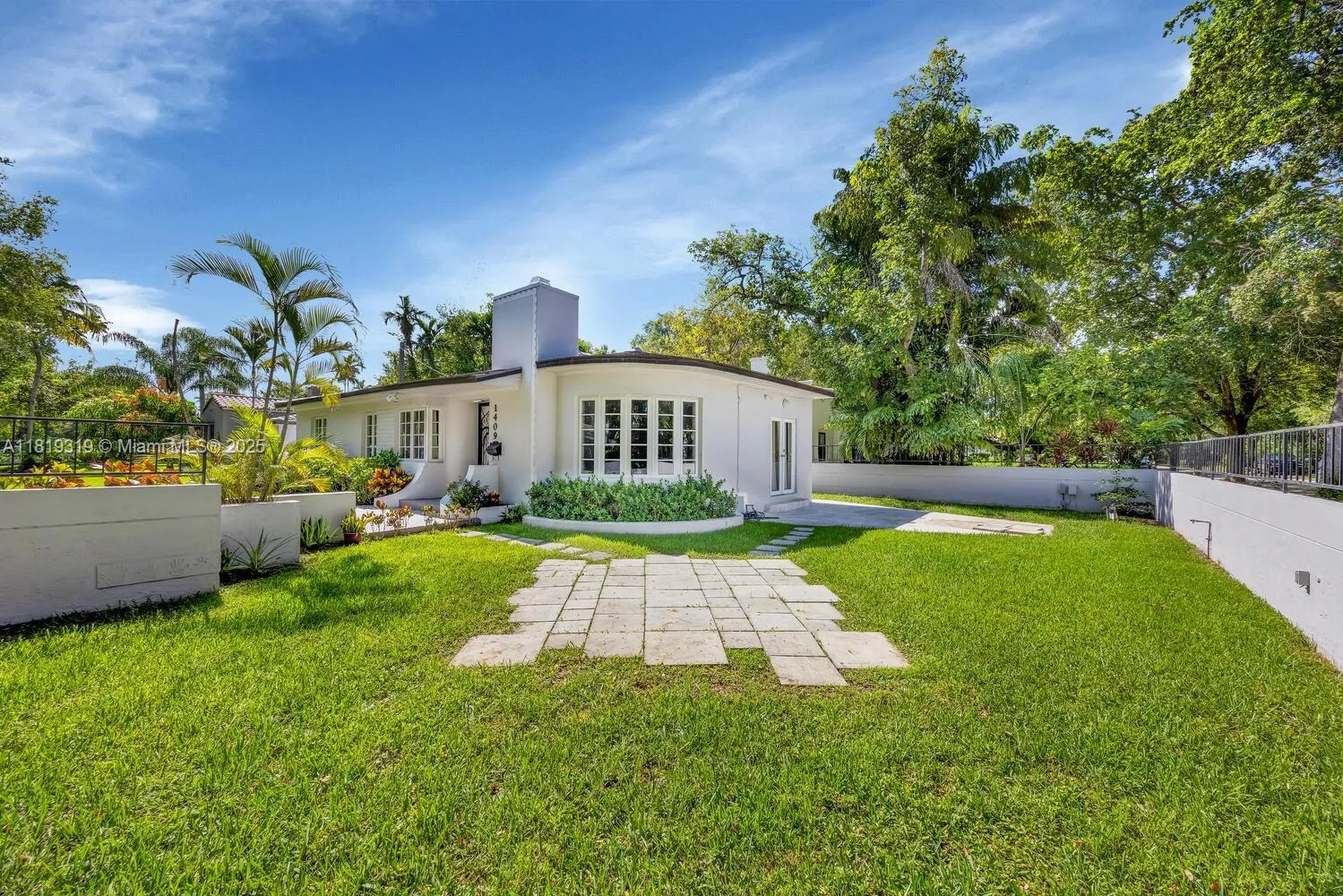 Coral Gables, Florida 33134, United States, 2 Bedrooms Bedrooms, ,2 BathroomsBathrooms,Residential,Active,153404