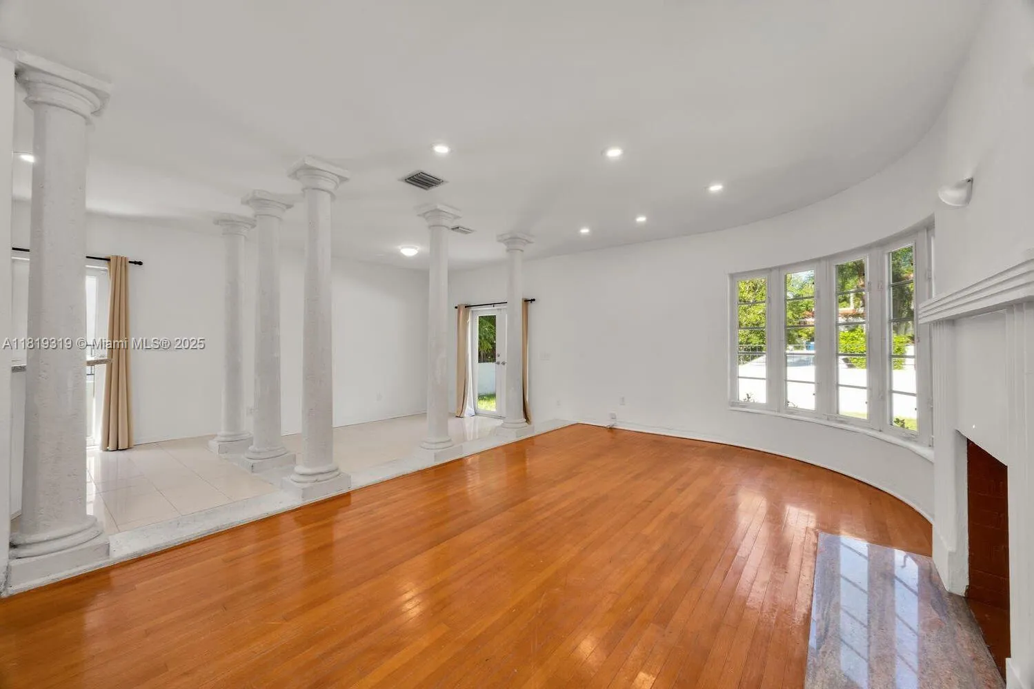 Coral Gables, Florida 33134, United States, 2 Bedrooms Bedrooms, ,2 BathroomsBathrooms,Residential,Active,153404