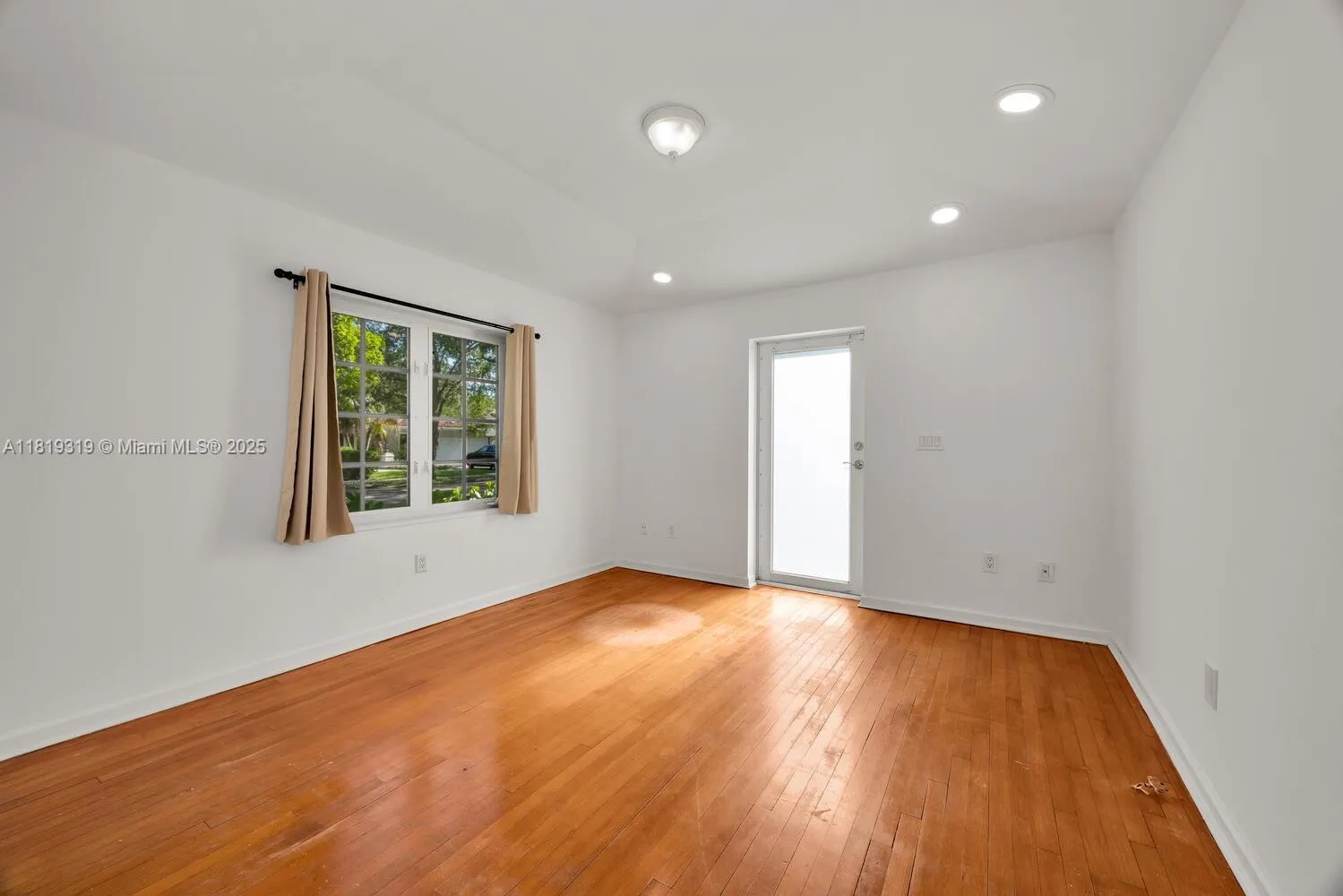 Coral Gables, Florida 33134, United States, 2 Bedrooms Bedrooms, ,2 BathroomsBathrooms,Residential,Active,153404