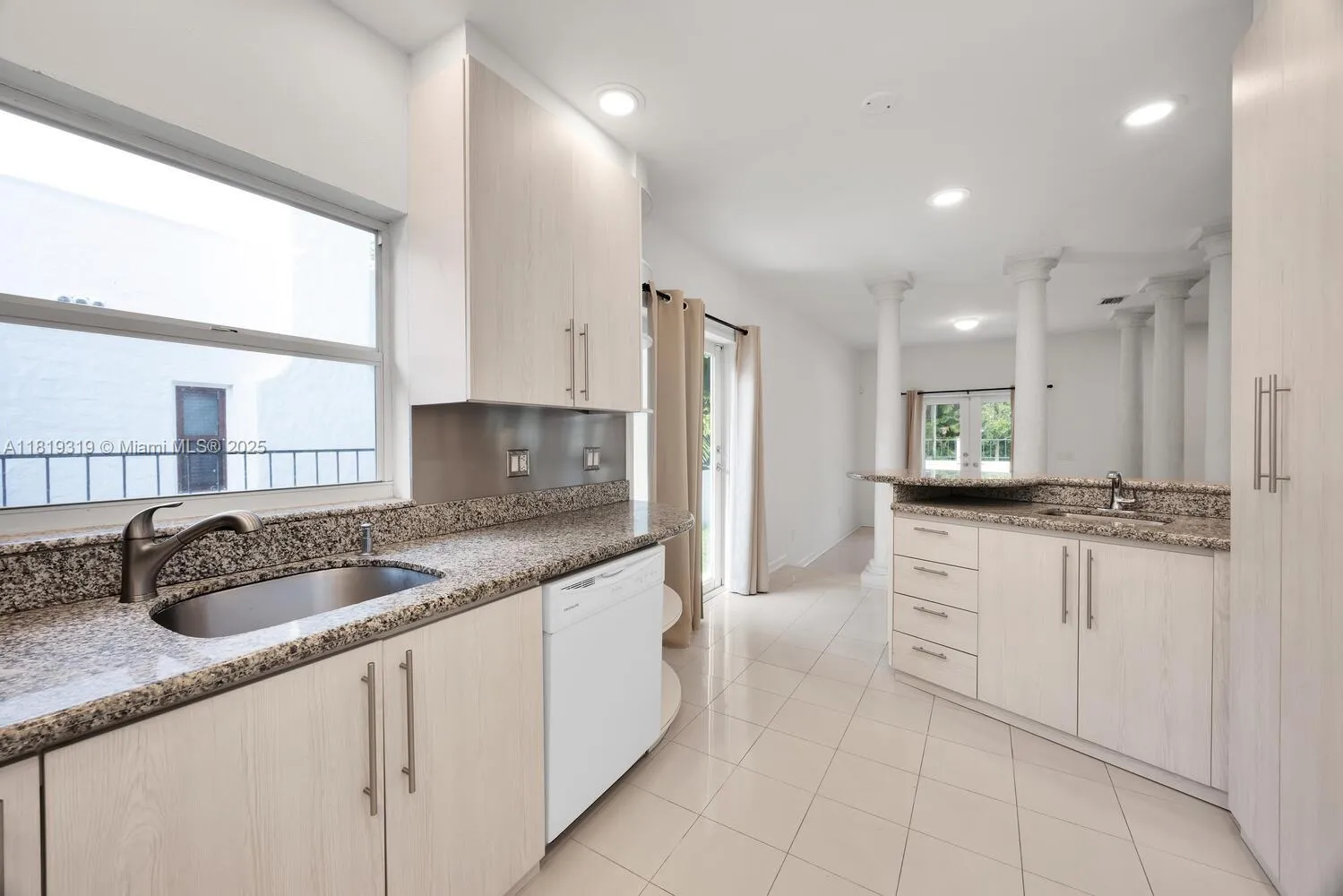 Coral Gables, Florida 33134, United States, 2 Bedrooms Bedrooms, ,2 BathroomsBathrooms,Residential,Active,153404