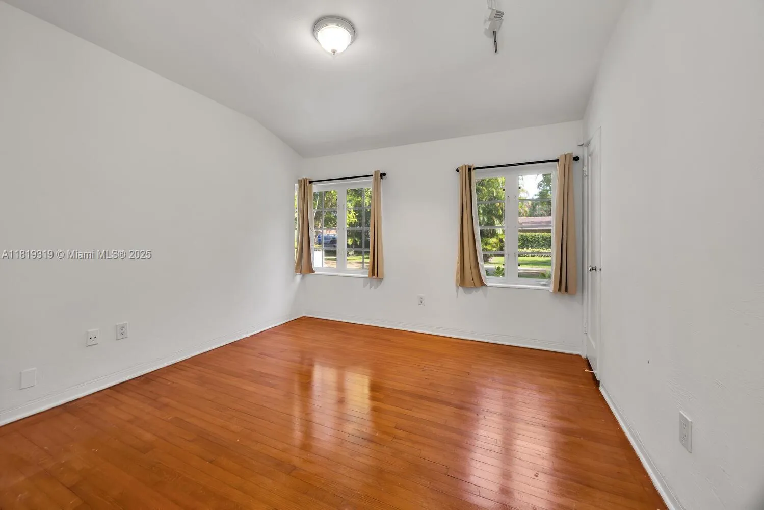 Coral Gables, Florida 33134, United States, 2 Bedrooms Bedrooms, ,2 BathroomsBathrooms,Residential,Active,153404