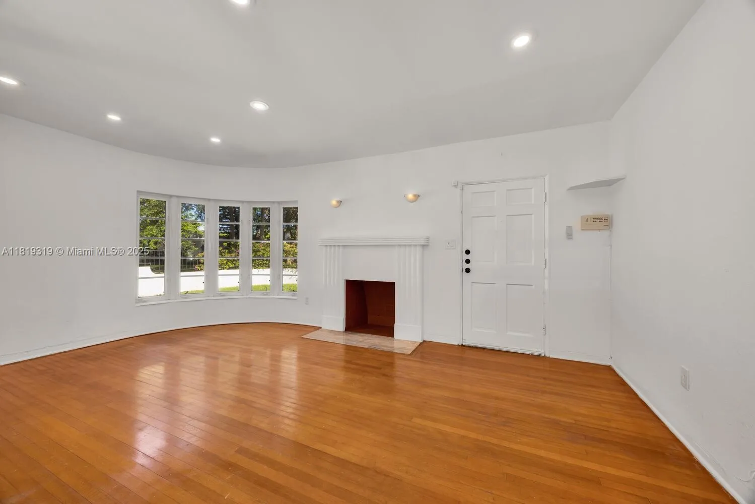 Coral Gables, Florida 33134, United States, 2 Bedrooms Bedrooms, ,2 BathroomsBathrooms,Residential,Active,153404