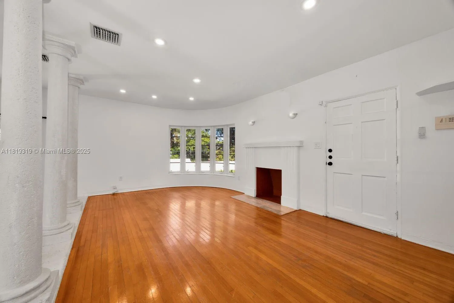 Coral Gables, Florida 33134, United States, 2 Bedrooms Bedrooms, ,2 BathroomsBathrooms,Residential,Active,153404