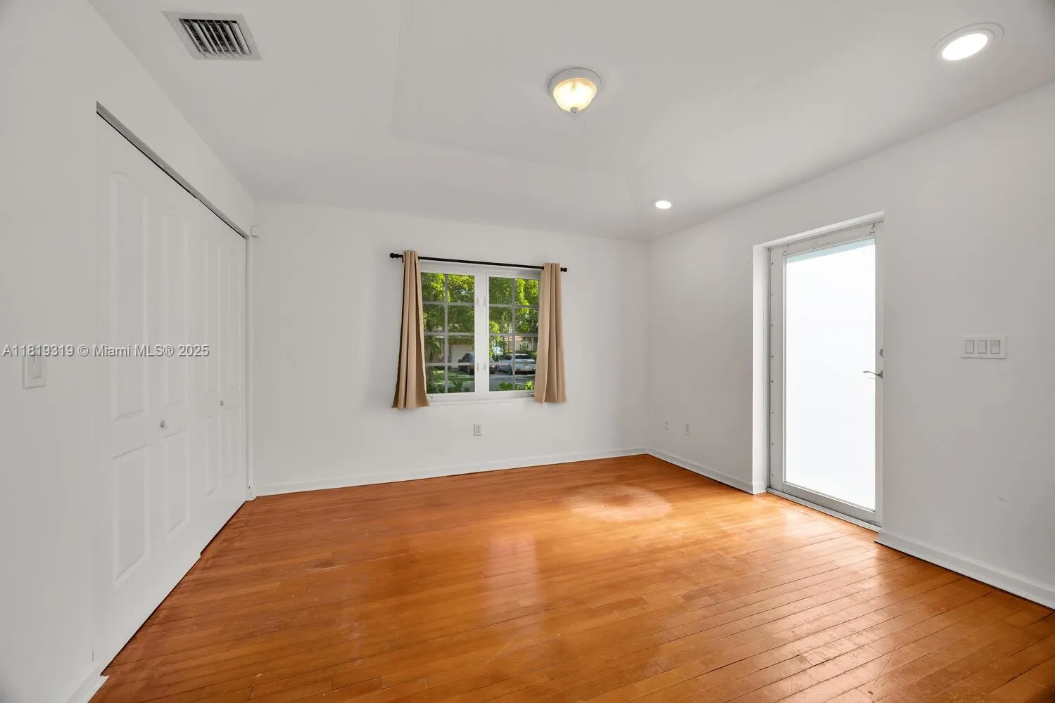 Coral Gables, Florida 33134, United States, 2 Bedrooms Bedrooms, ,2 BathroomsBathrooms,Residential,Active,153404