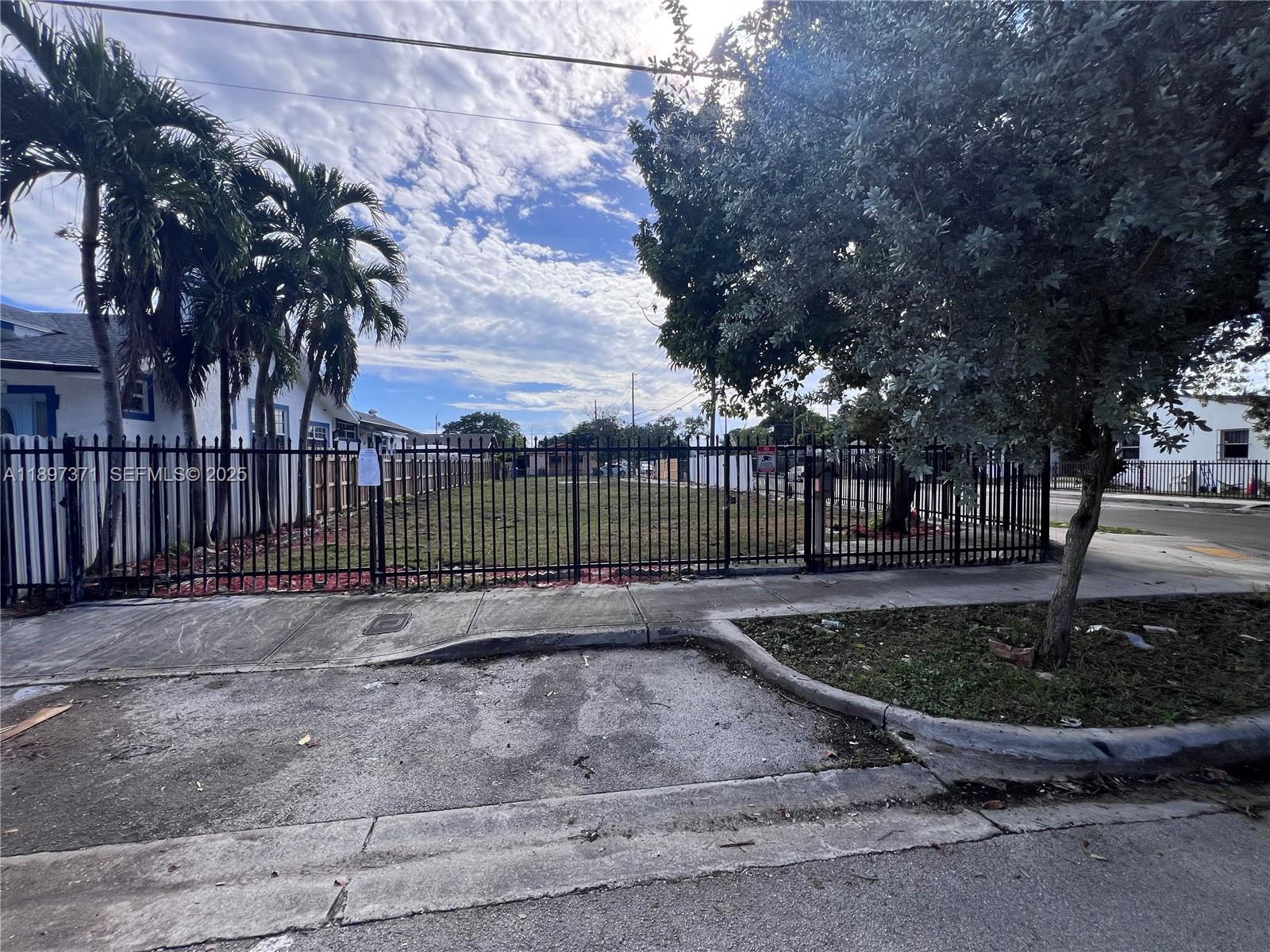 ROSEMONT PARK - Land