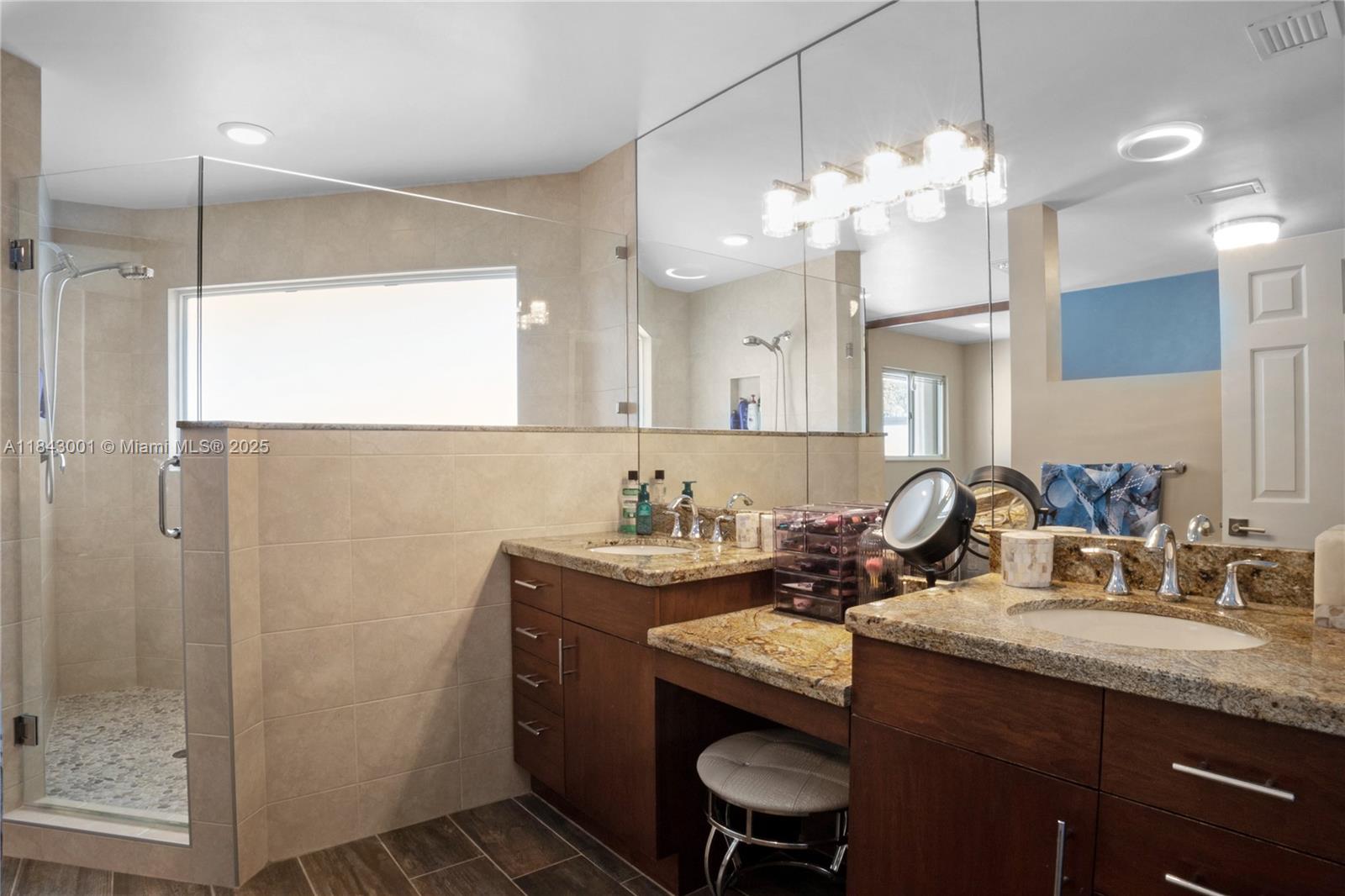 JACARANDA VILLAS - Residential