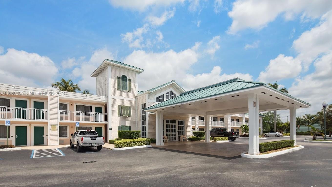 Best Western Gateway To The Keys, is located just 12-minute walk from Florida Keys Outlet, Homestead and just half a mile from US-1 Hwy. It has 114 rooms, with an outdoor swimming pool, free private parking, a shared lounge and barbecue facilities.
With free WiFi, this 3-star hotel offers a 24-hour front desk and an ATM. All guest rooms come with air conditioning, a flat-screen TV with cable channels, a fridge, a coffee machine, a shower, free toiletries and a closet. All rooms feature a private bathroom, a hairdryer and bed linen. Guests at the hotel can enjoy an American breakfast. A business center and vending machines with snacks and drinks are available on site at Best Western Gateway To The Keys - Florida City, Homestead, Everglades.
