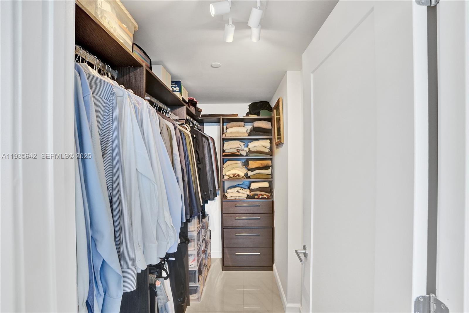 THE CRIMSON CONDO - Residential