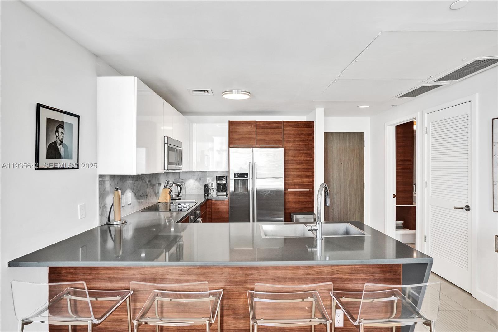 THE CRIMSON CONDO - Residential