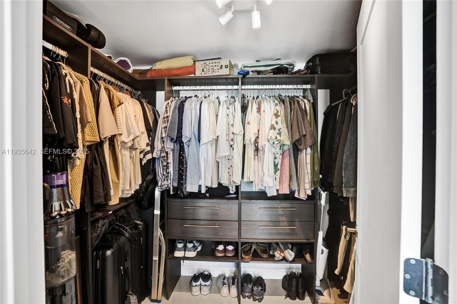 THE CRIMSON CONDO - Residential