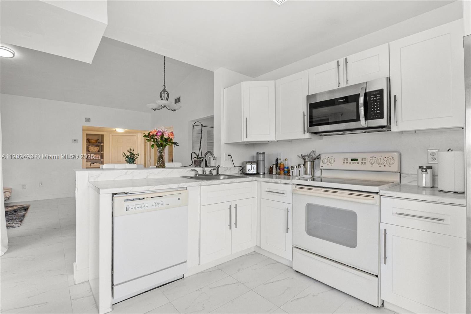 LAKESHORE CONDO 10 - Residential Lease