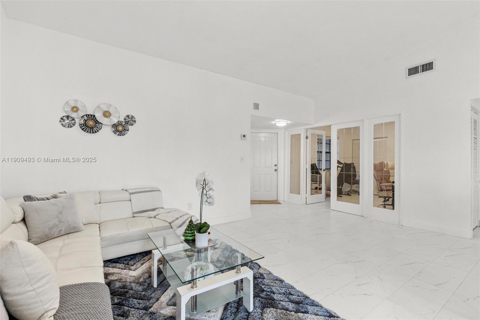 LAKESHORE CONDO 10 - Residential Lease