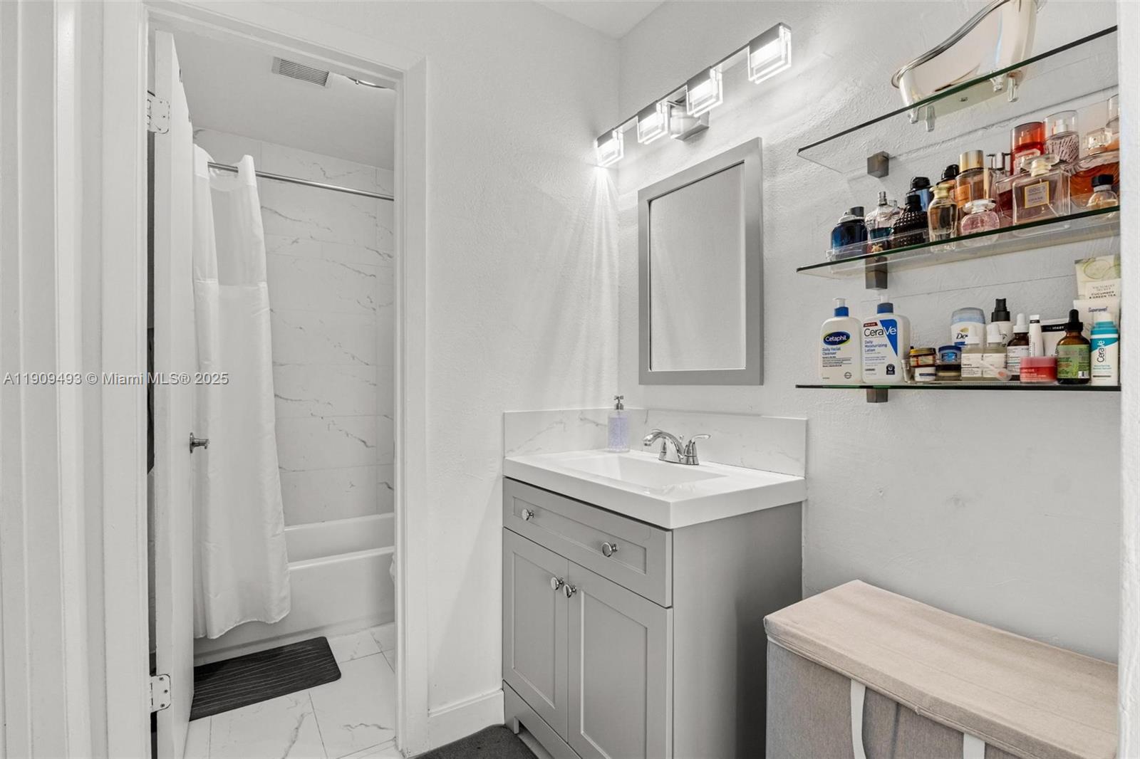 LAKESHORE CONDO 10 - Residential Lease