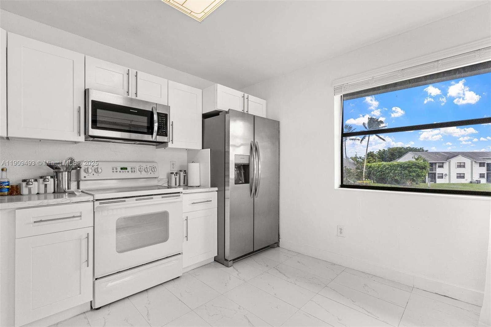 LAKESHORE CONDO 10 - Residential Lease