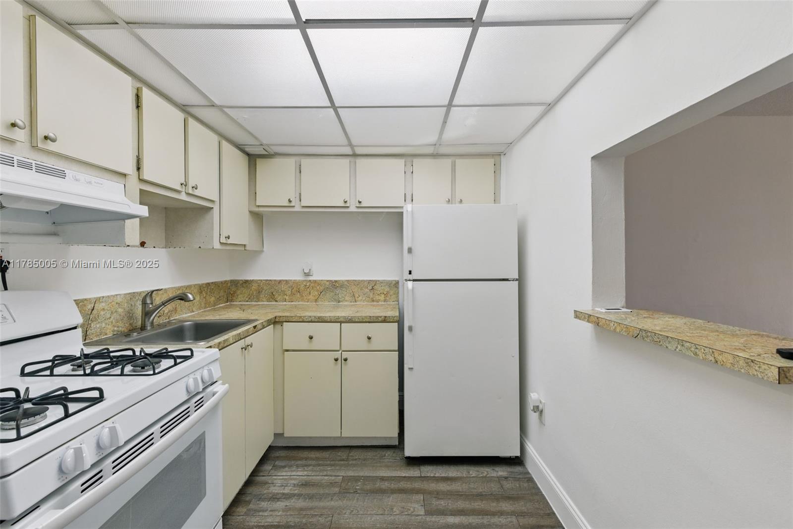 Rental Property at 465 E 28th St 16, Hialeah, Miami-Dade County, Florida - Bedrooms: 1 
Bathrooms: 1  - $1,600 MO.