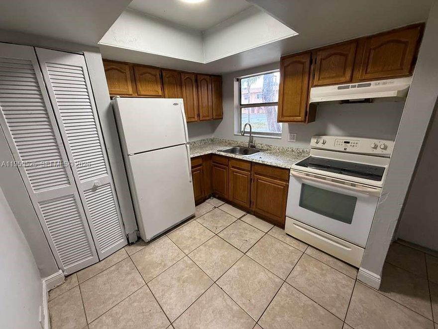 GREAT 2 BEDROOMS 1 BATHROOM , IN OAKLAND PARK , EXCELLENT LOCATION CLOSE TO HIGHWAYS, FIRST FLOOR , SCHEDULE A SHOWING AND RENT IT TODAY.