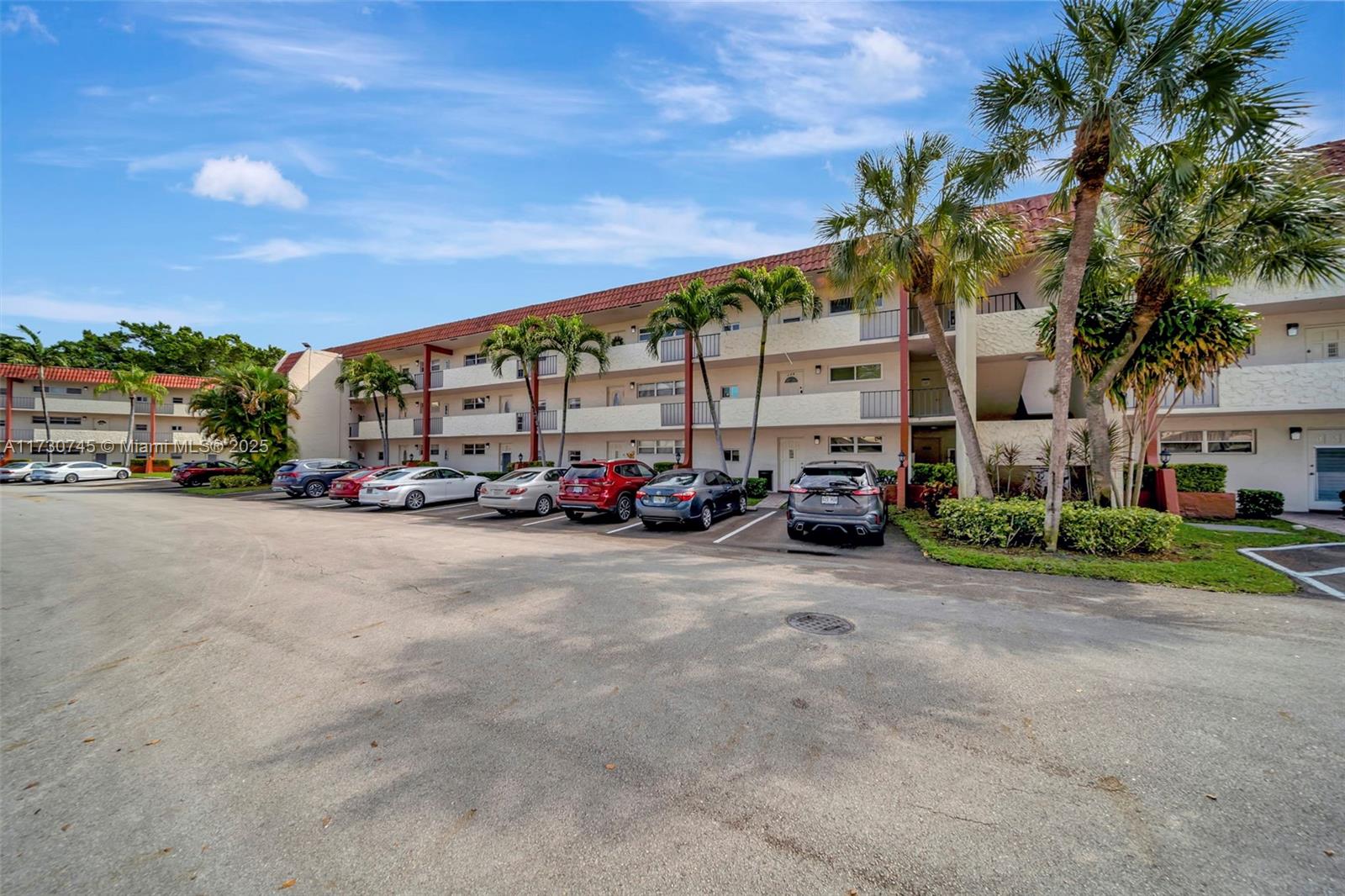 HOLLYBROOK GOLF AND TENNIS - Residential