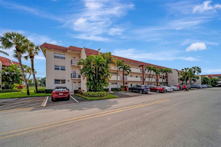 Totally Remodeled 55+ 2nd floor unit(bldg. has elevator)amazing lake view, best view in all of Hollybrook! PGA golf course w/free golf (pay only for cart) incl. On-site restaurant, clubhouse, theatre, pro shop etc. 24 hr manned security/patrol. Upgraded kitchen w/granite breakfast bar, SS appliances, French Door Fridge, Convection Oven, Microwave, Dishwasher. Custom recessed lighting/fixtures thru-out. Tile floors, Custom blackout shades, all closets custom storage. Primary bath seamless shower encl./new vanity, guest bath seamless shower encl./floating vanity. Front load W/D in unit! tankless wtr. htr. A/C on maintenance plan. Rec Lease Pd. Buyer must sign FIRPTA. Required income $73,360+/yr. credit 700+ no exceptions. No rental 1st 9 mos. Furniture available. Will consider YEARLY rental