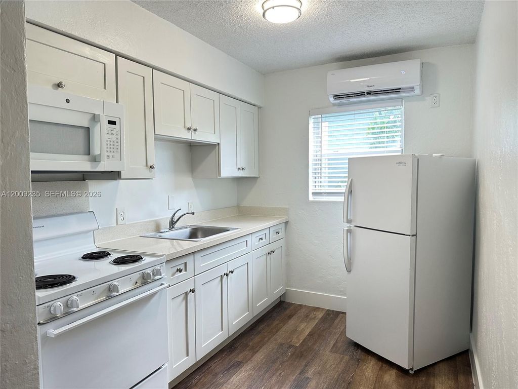 Photo of 1821 Thomas St #5, Hollywood, FL 33020 (MLS # A12009235)