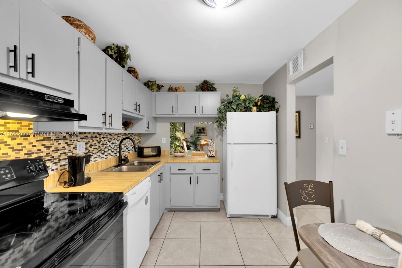 LAGO WEST CONDOMINIUM - Residential