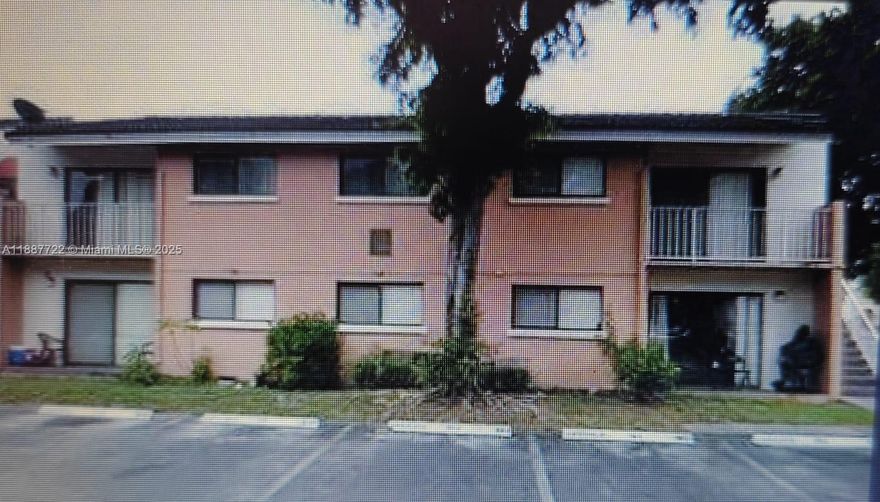 Beautiful 2-Bedroom, 2-Bathroom Apartment in Great Location
Lovely first-floor unit featuring 2 bedrooms, 2 bathrooms, and a beautiful kitchen. Conveniently located just minutes from I-75, the Palmetto, and the Turnpike, this home offers easy access to major roads, shopping, and dining. A perfect combination of comfort and location!
