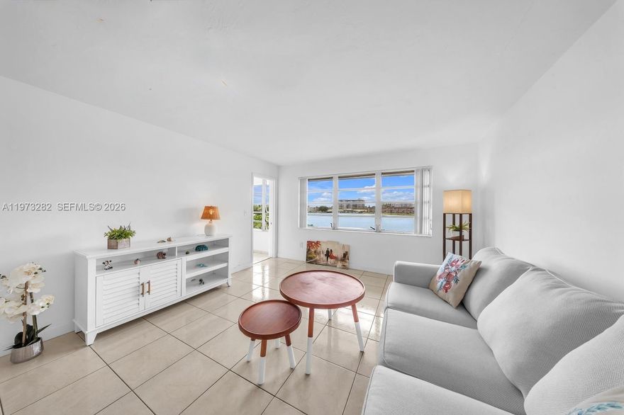 Bright and very well-kept, fully furnished 1-bedroom, 1.5-bath condo with beautiful lake views, offering a quiet and serene atmosphere throughout. Features an additional sunny room overlooking the lake, light tile floors throughout, and a spacious kitchen with room for a breakfast table. Prime location within the building: corner top-floor unit with low maintenance fees and almost-new, high-quality furniture included in the sale. Don’t miss this great opportunity!

Well-maintained building — A/C piping has been replaced and the exterior was recently painted. Excellent amenities include a gym, pool, social room, and security cameras in the parking area. Prime location close to shopping, dining, and major highways. Move-in ready and easy to show