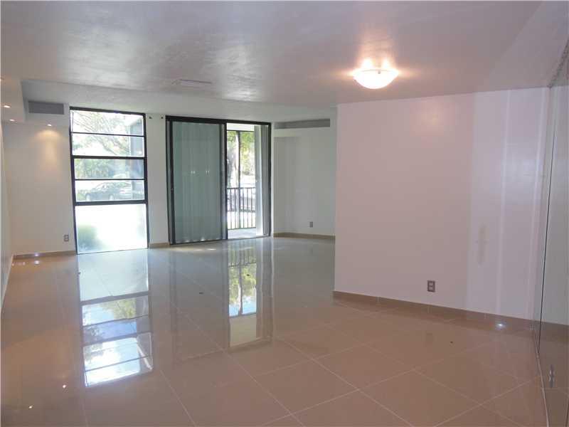 NICE & CLEAN 2/2, PORCELAIN TILE, GROUND FLOOR, ACROSS FROM GOLF COURSE, IN THE HEART OF AVENTURA. PLEASE CLICK ON SHOWING REQUEST TO SHOW IT.