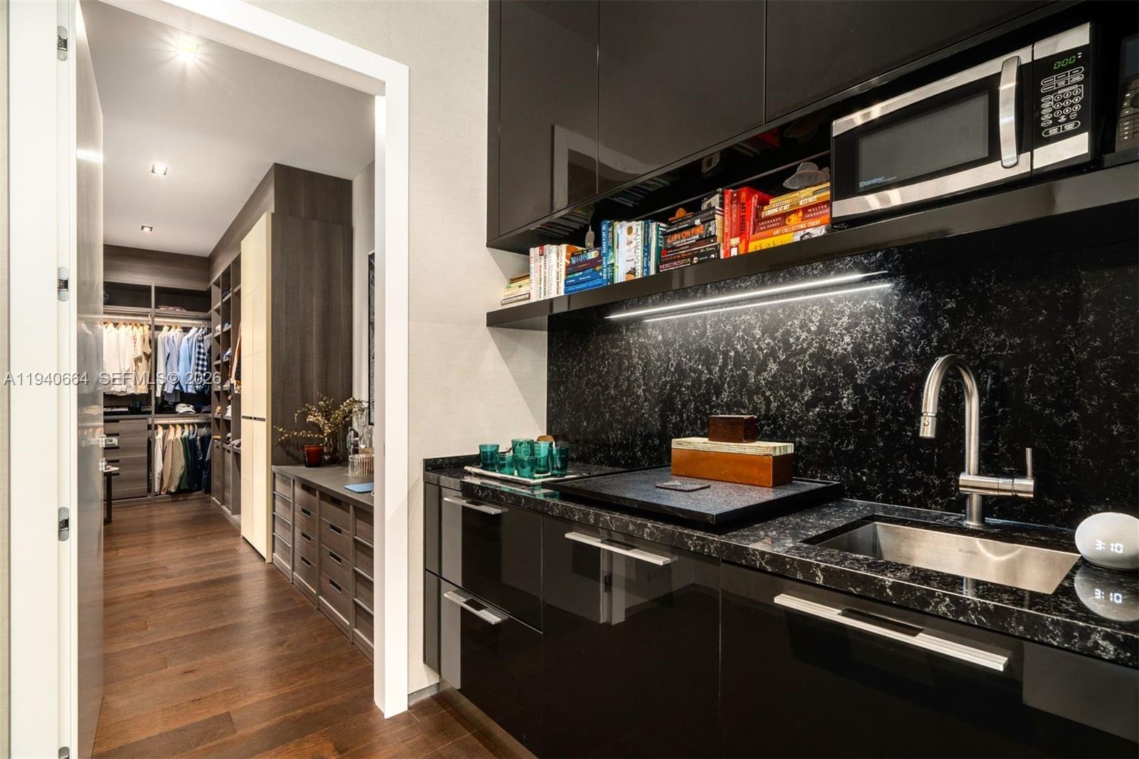 COLLINS MANOR - Residential