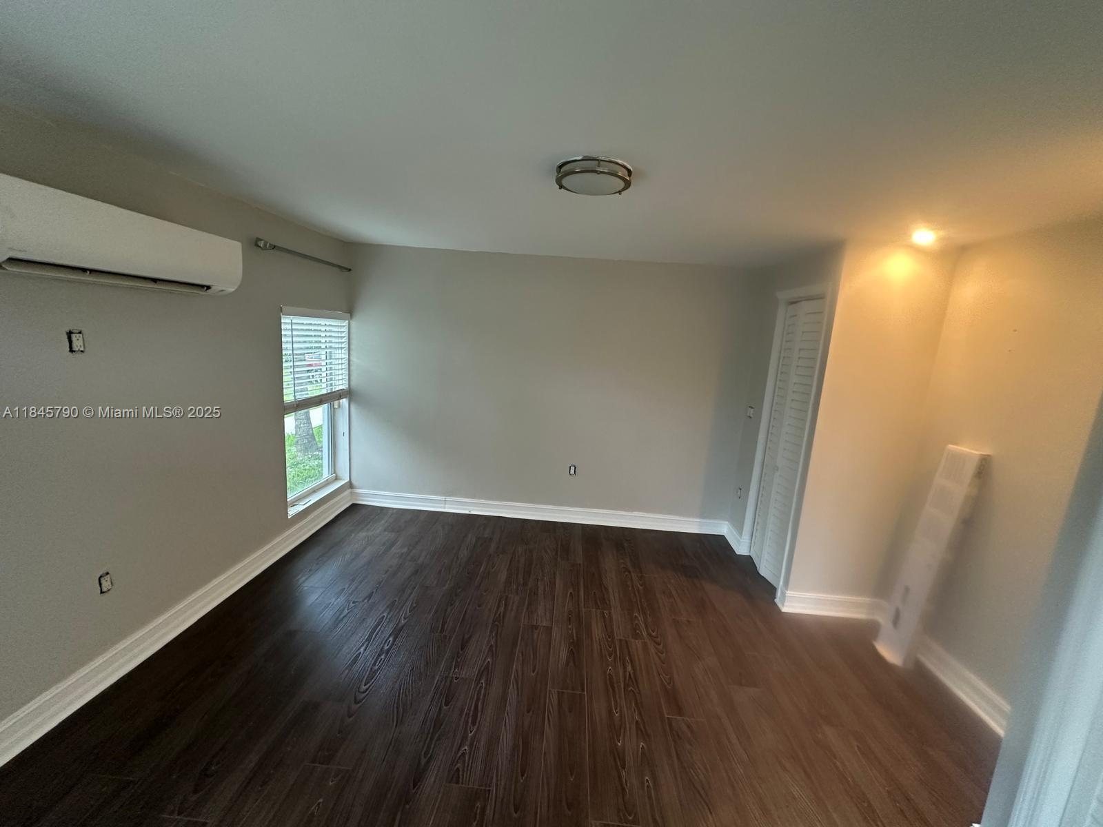 Beautiful efficiency, ready to move in, open concept, one bathroom, private entrance, quiet neighborhood, and utilities included. With a quick approval process.