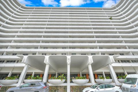 5555 Collins Ave 17A Miami Beach FL 33140
