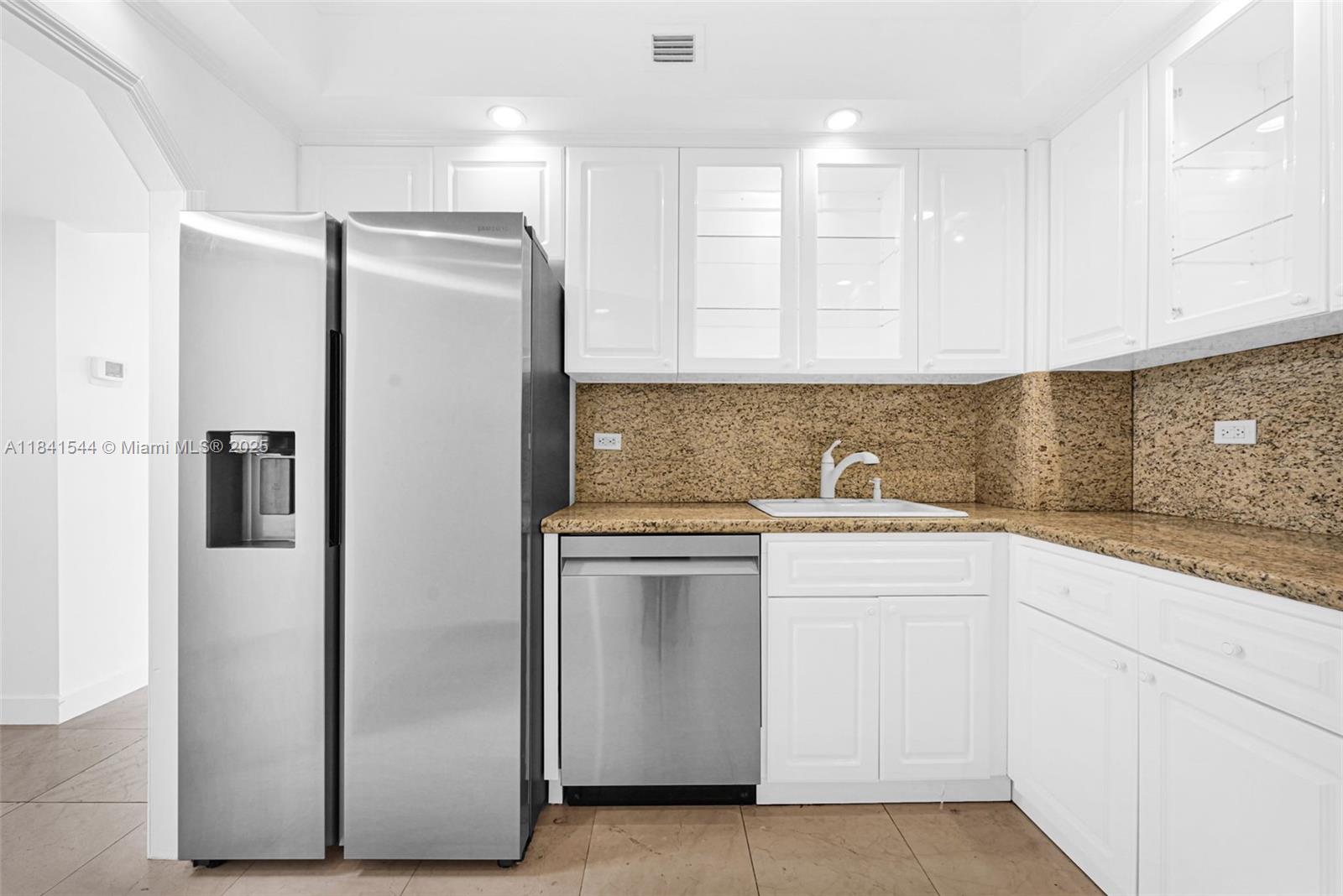5555 Collins Ave 17A, Miami Beach, FL, 33140/$500,000 3 5555 Collins Ave 17A