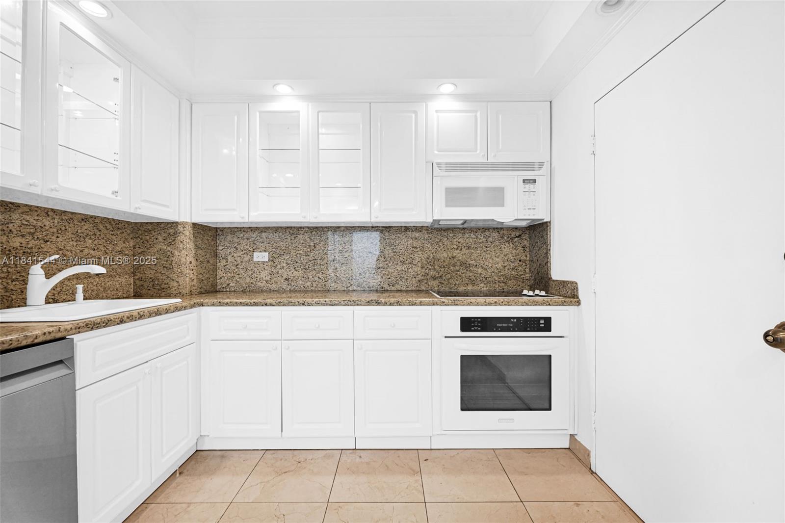 5555 Collins Ave 17A, Miami Beach, FL, 33140/$500,000 4 5555 Collins Ave 17A