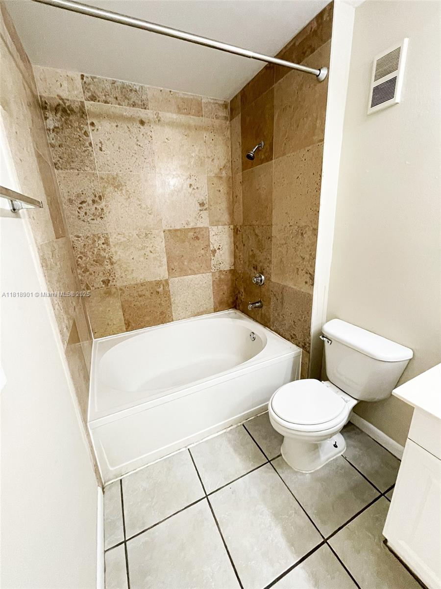 PALM LAKE CONDO - Residential Lease