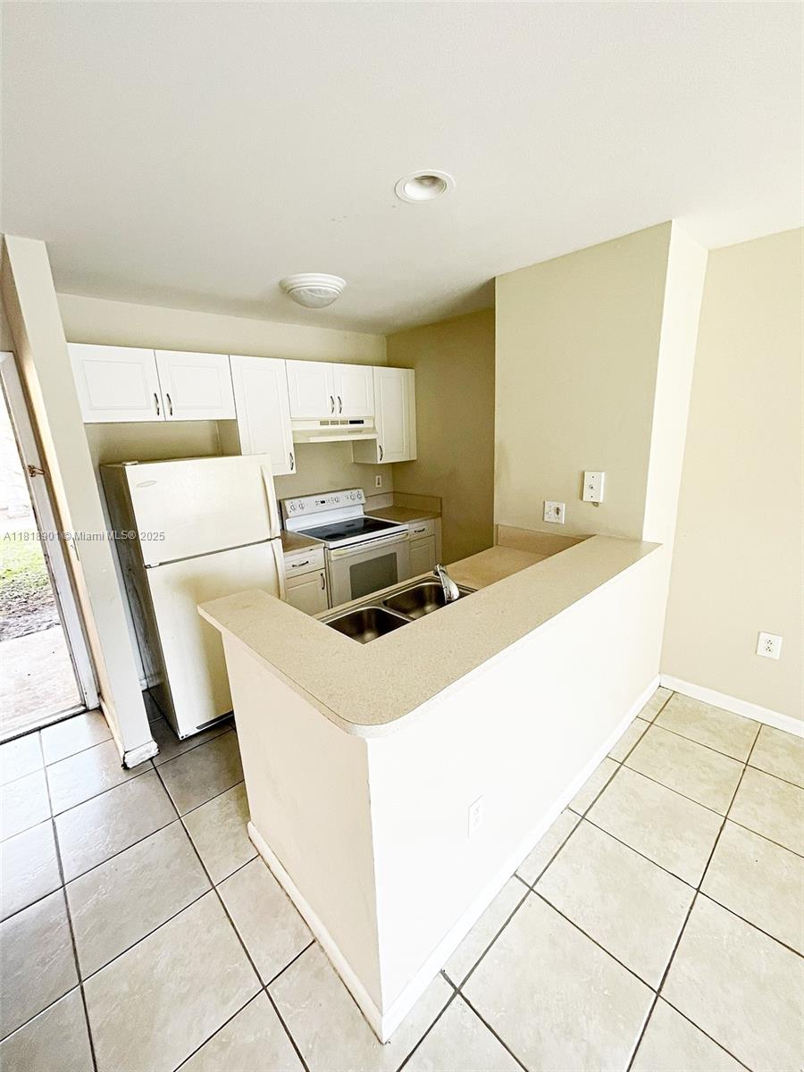 PALM LAKE CONDO - Residential Lease