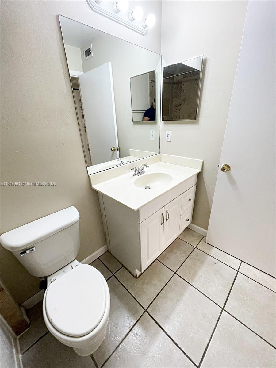 PALM LAKE CONDO - Residential Lease