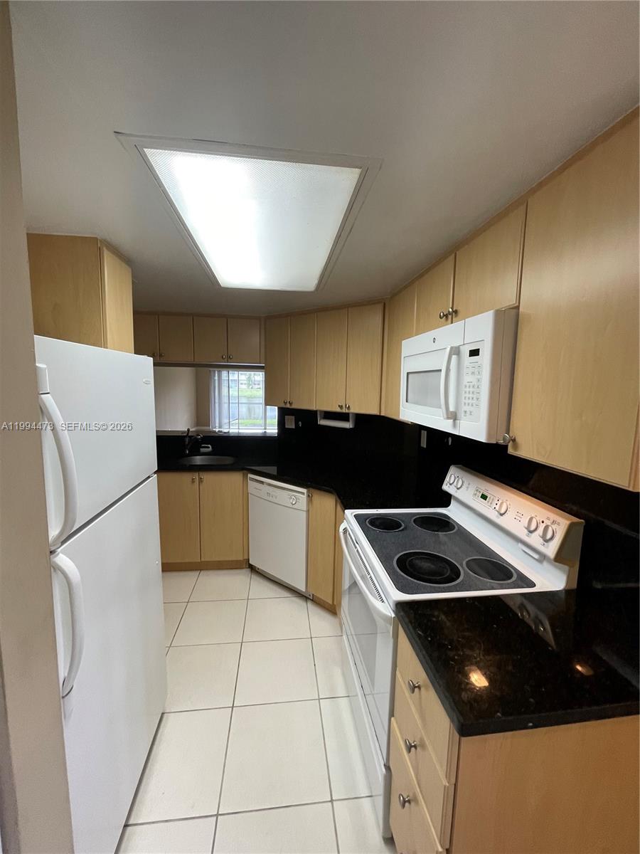 BREEZES AT PALM AIRE COND - Residential Lease