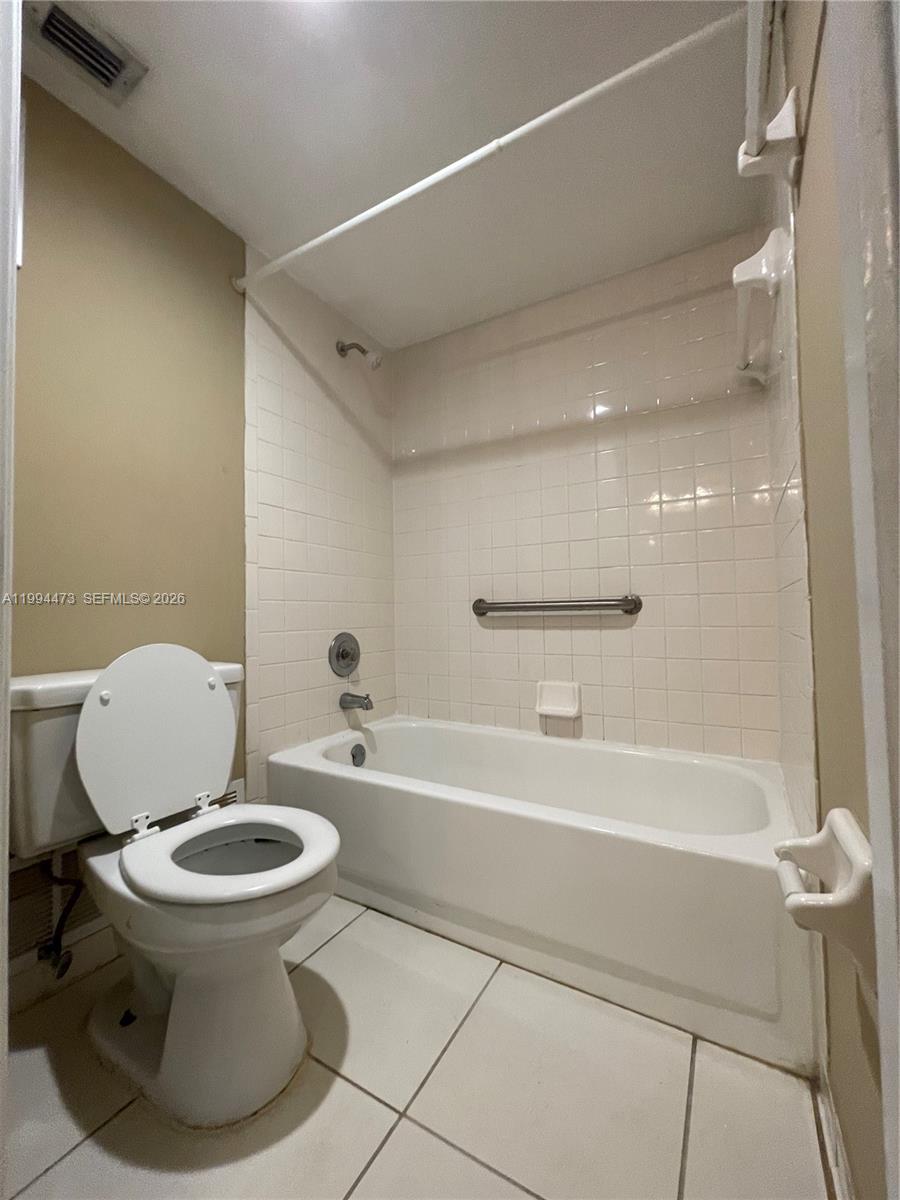 BREEZES AT PALM AIRE COND - Residential Lease