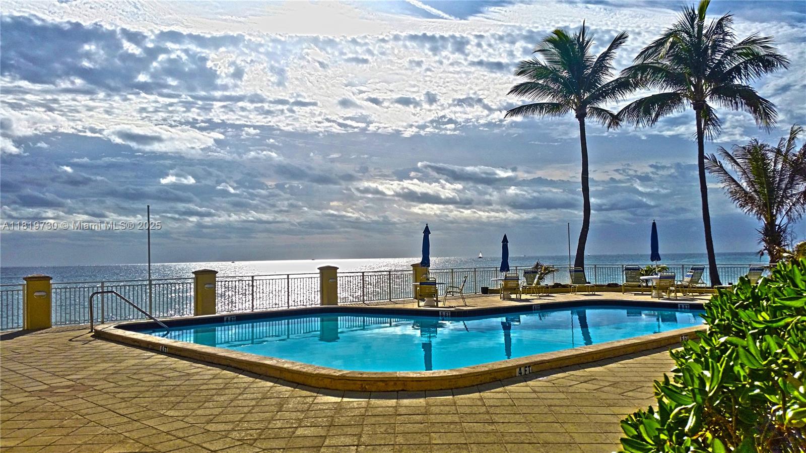 3475 S Ocean Blvd 611, Palm Beach, FL, 33480/$309,999 2 3475 S Ocean Blvd 611