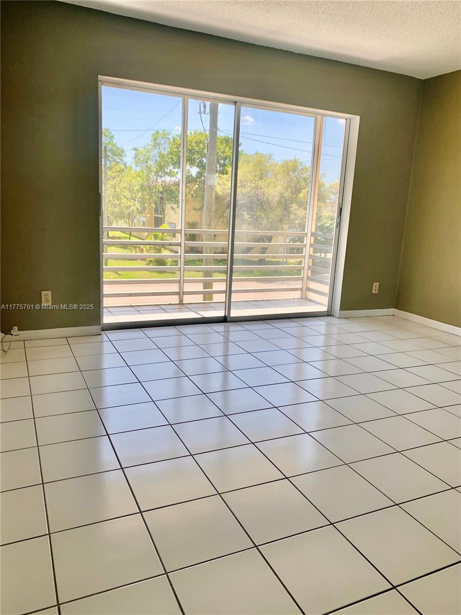 Rental Property at 20201 Ne 29th Ct D214, Aventura, Miami-Dade County, Florida - Bedrooms: 1 
Bathrooms: 1  - $1,800 MO.