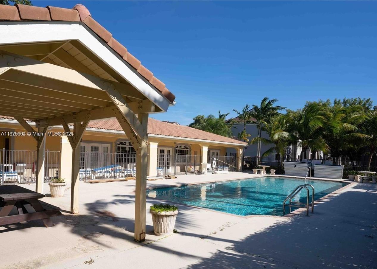 VISTA TRACE 6 CONDO - Residential