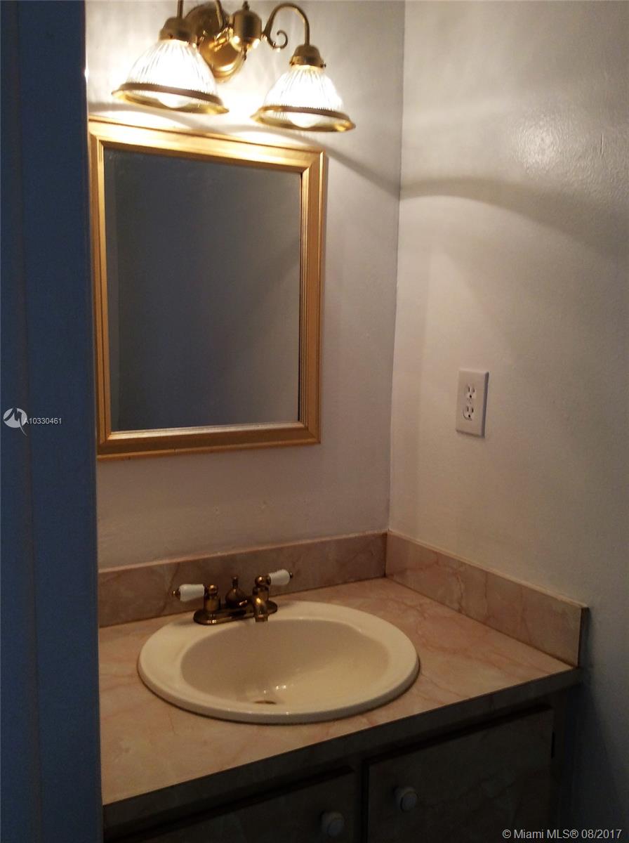 THE LOFTS TOWN VILLAS CON - Residential Lease