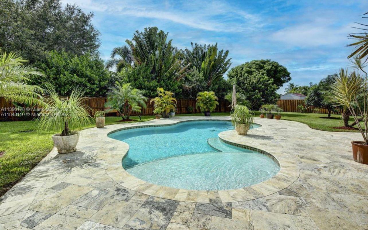 REDLAND REEF - Residential