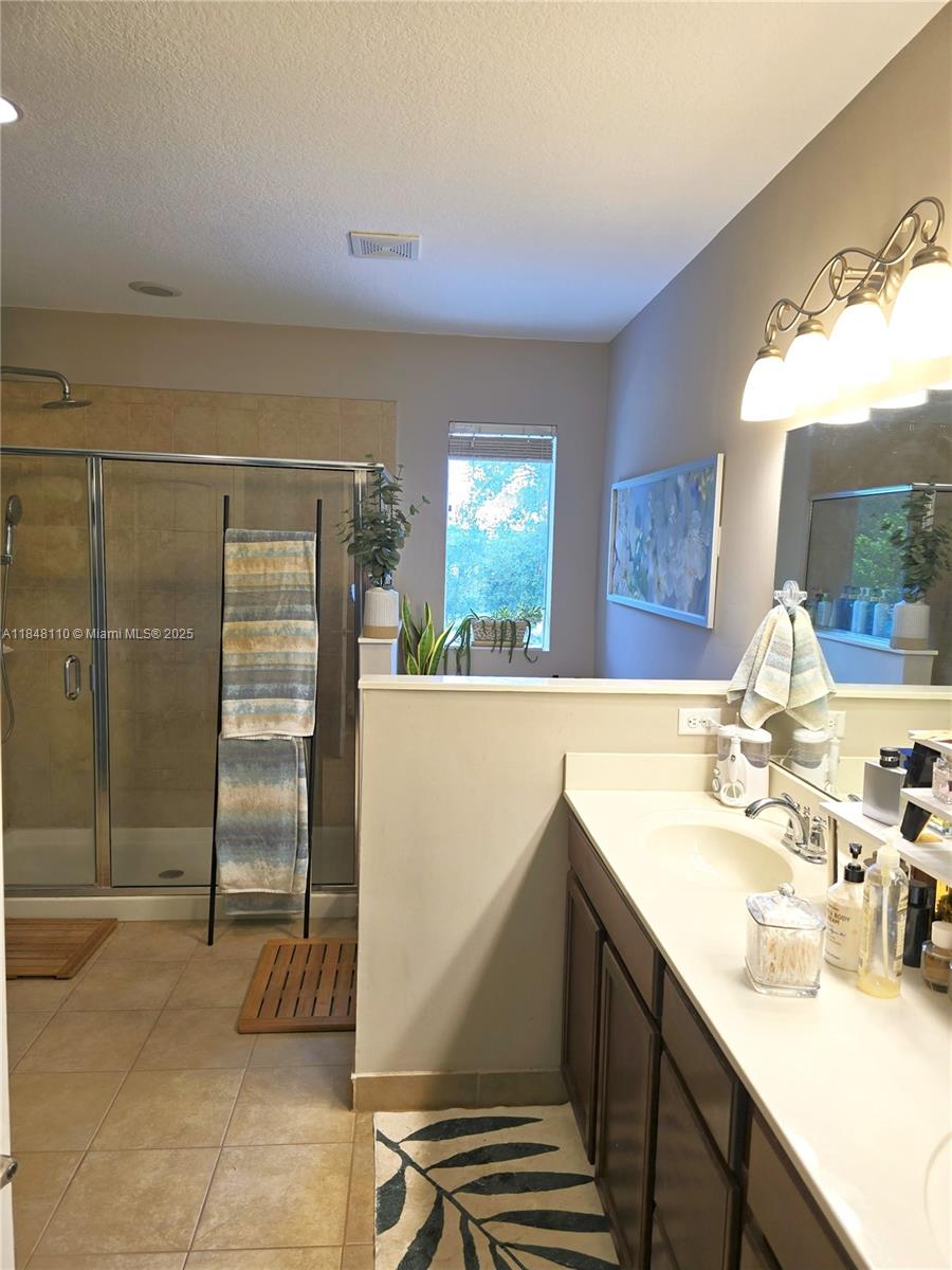 REDLAND REEF - Residential