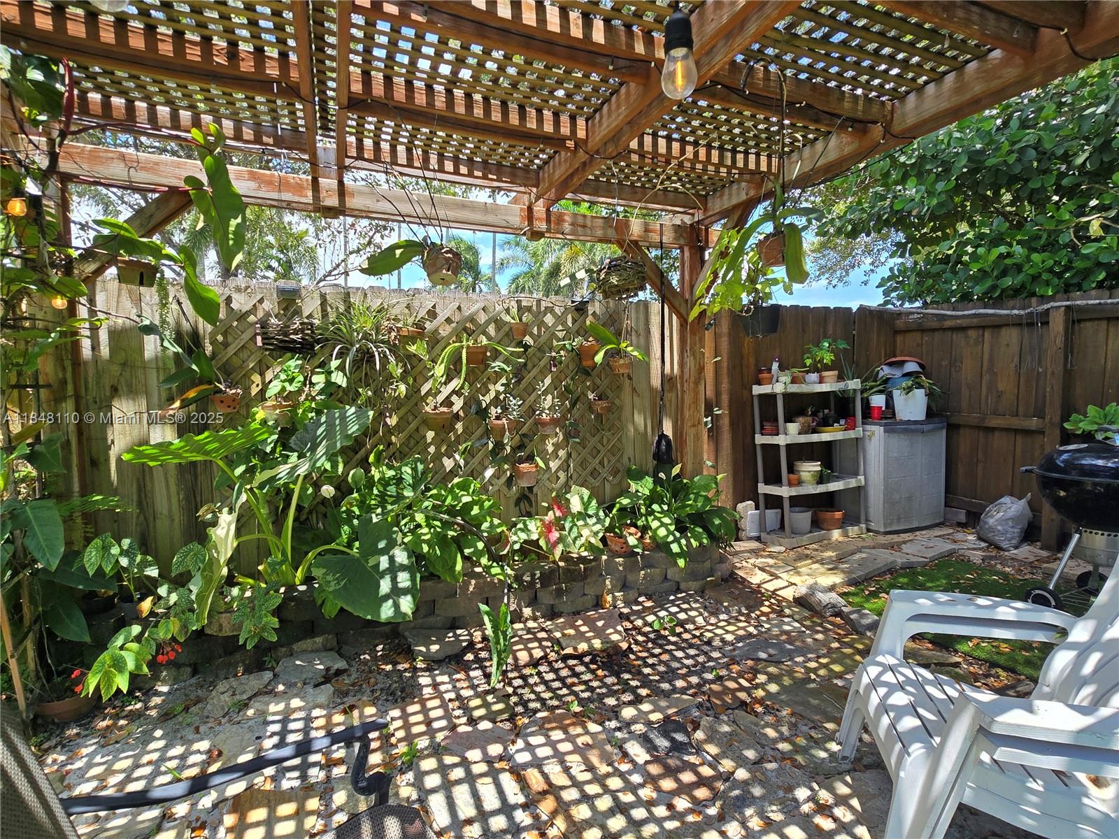 REDLAND REEF - Residential