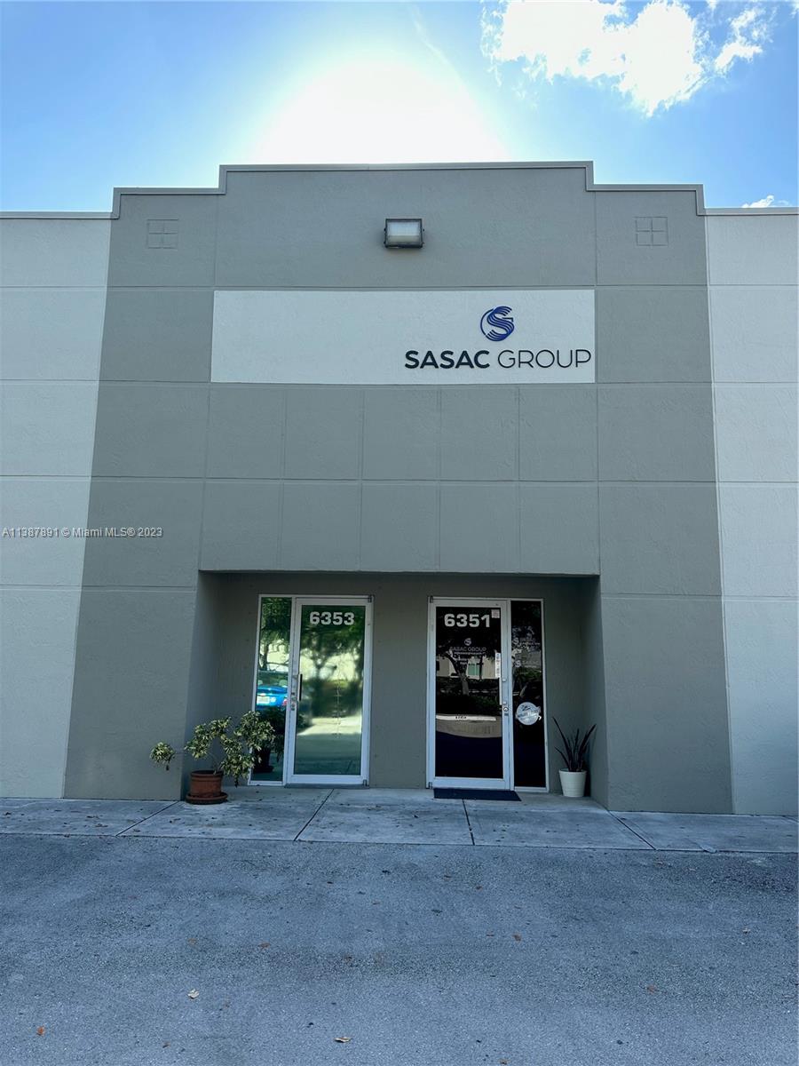 FOR SALE. MIAMI/DORAL - 2,030 SQFT CORNER CONDO OFFICE / WAREHOUSE AT FLIGHTWAY COMMERCE
PARK. MINUTES TO MIAMI INTERNATIONAL AIRPORT. EASY ACCESS TO MAJOR HIGHWAYS (SR-826, SR-836,
TURNPIKE & I-95). 800 +/- SQFT OFFICE IN THE FRONT AND 1,200 +/- SQFT WAREHOUSE WITH 12"w X 14"h
OVERHEAD DOOR IN THE BACK. 16 FT CEILING. 4 ASSIGNED PARKING SPACES + GUEST.