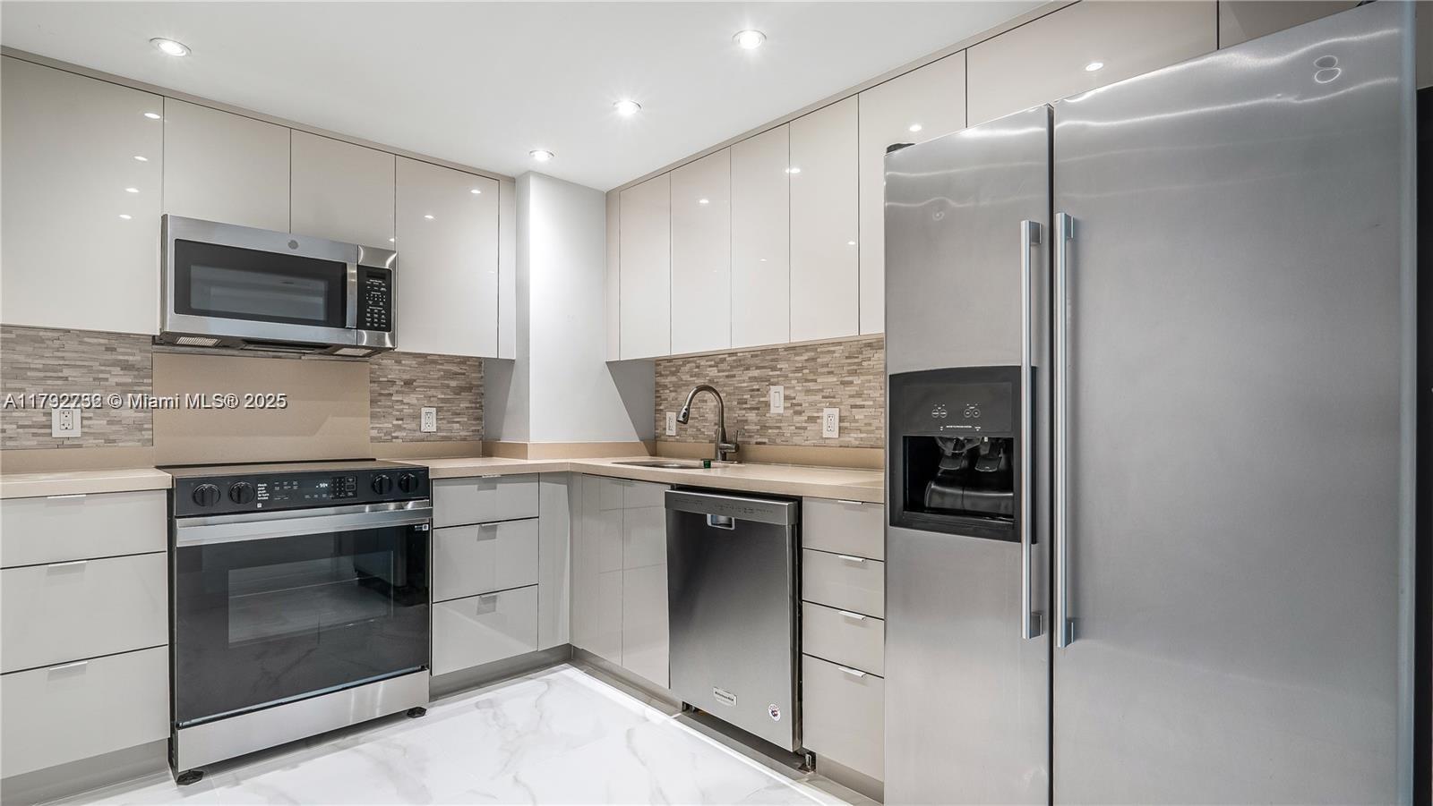 100 Bayview Dr 829